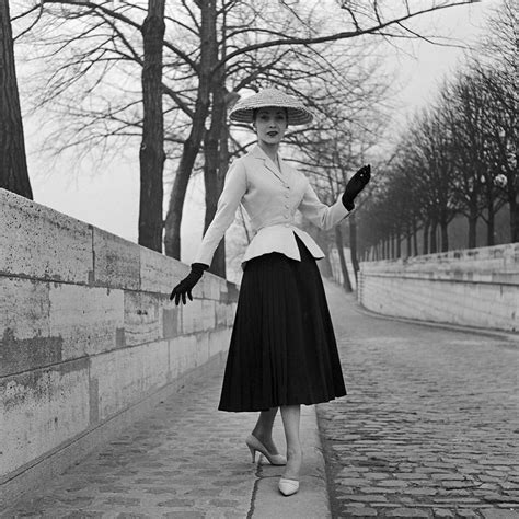 1947 dior new look black and white|christian Dior 1947 fashion style.